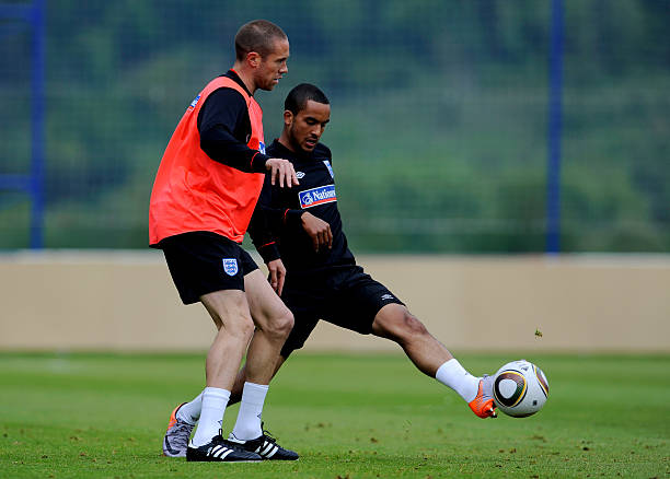 分居两翼 分居两翼